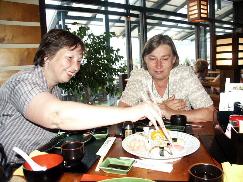 мама и таня кротова. поедание суши