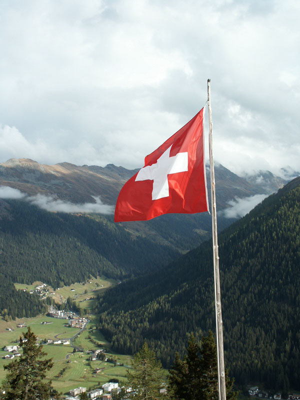 долина и флаг швейцарии