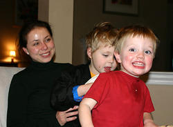 Ира со своими двумя детьми сразу, декабрь, Нью-Джерси, США