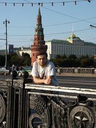 трофф на фоне кремля