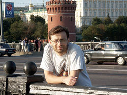 трофф на фоне кремля на мосту еще раз