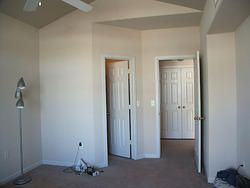 вторая половина спальни (слева - вход в гардероб, двери вдалеке по центру - там стиралка и сушилка)