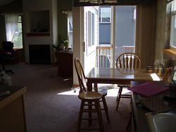 обеденный стол - между кухней и гостиной, с выходом на балкон