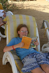 аня с книжкой на пляже