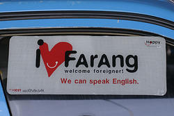 наклейка на такси - "я люблю иностранцев"