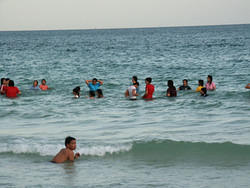 купание пачки тайских подростков