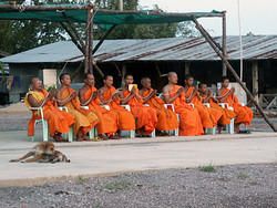 монахи связаный веревочкой, которая ведет к будде