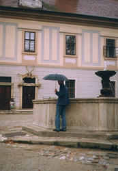 Сережка у фонтана в Чешском Крумлове