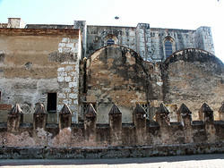 стены первой американской церкви