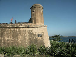 мини-крепость на берегу моря
