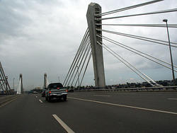 современный мост через реку