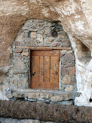 дверь в жилище внутри скалы
